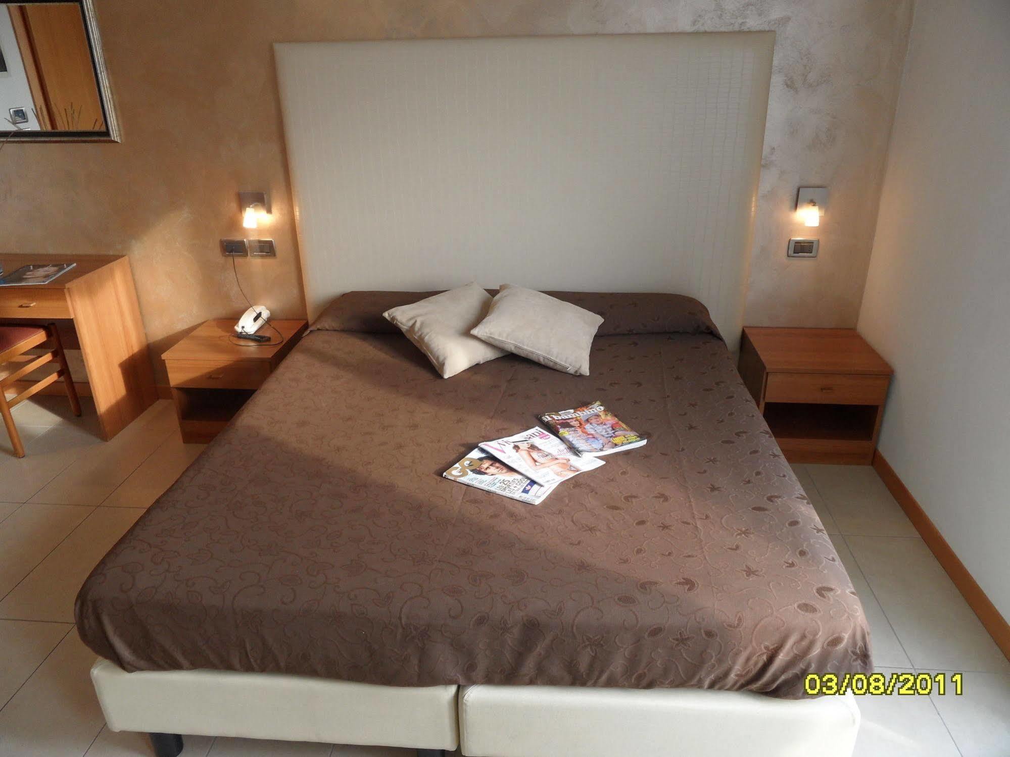 Hotel Tropical Lido di Jesolo Esterno foto