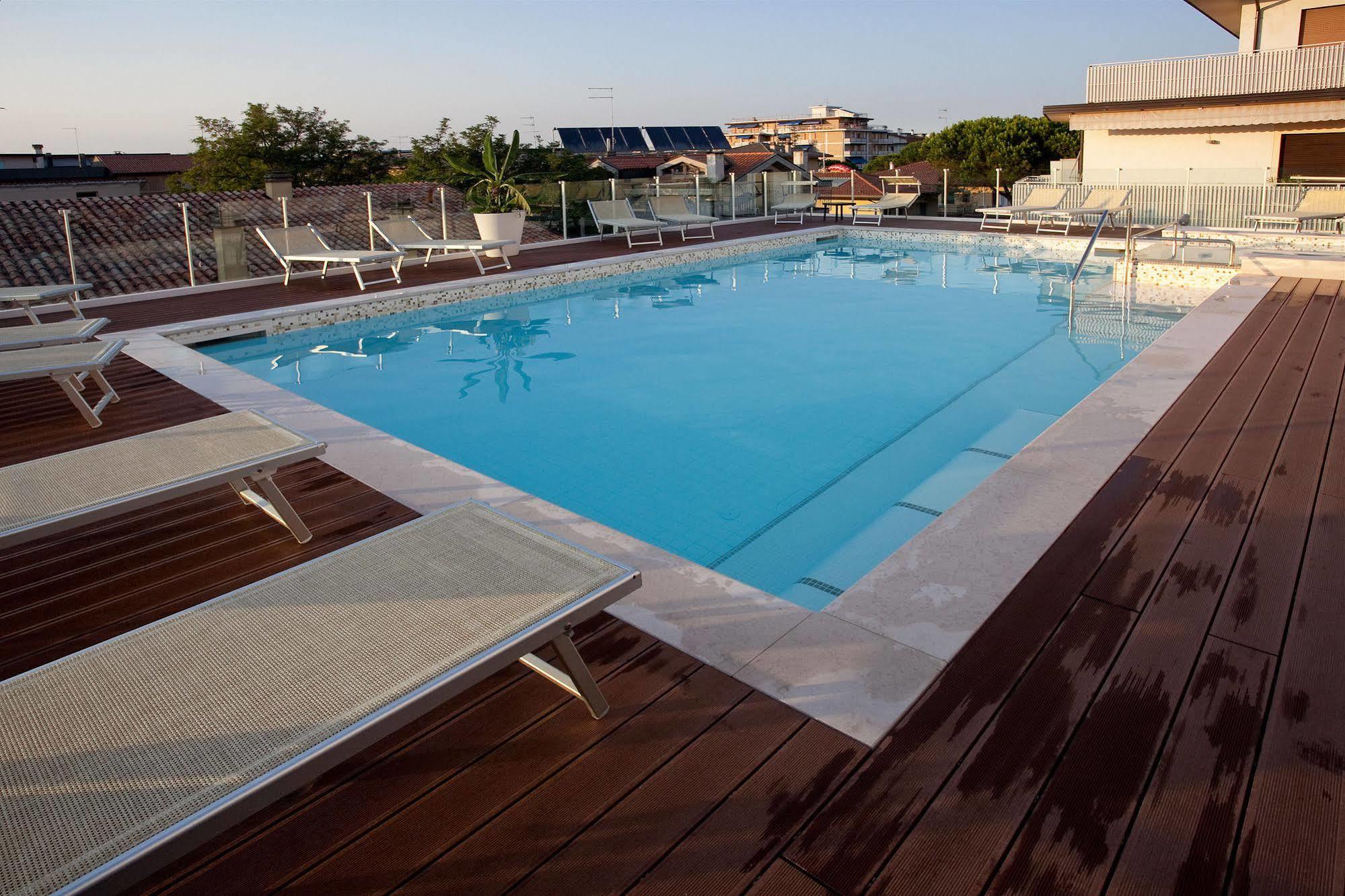 Hotel Tropical Lido di Jesolo Esterno foto