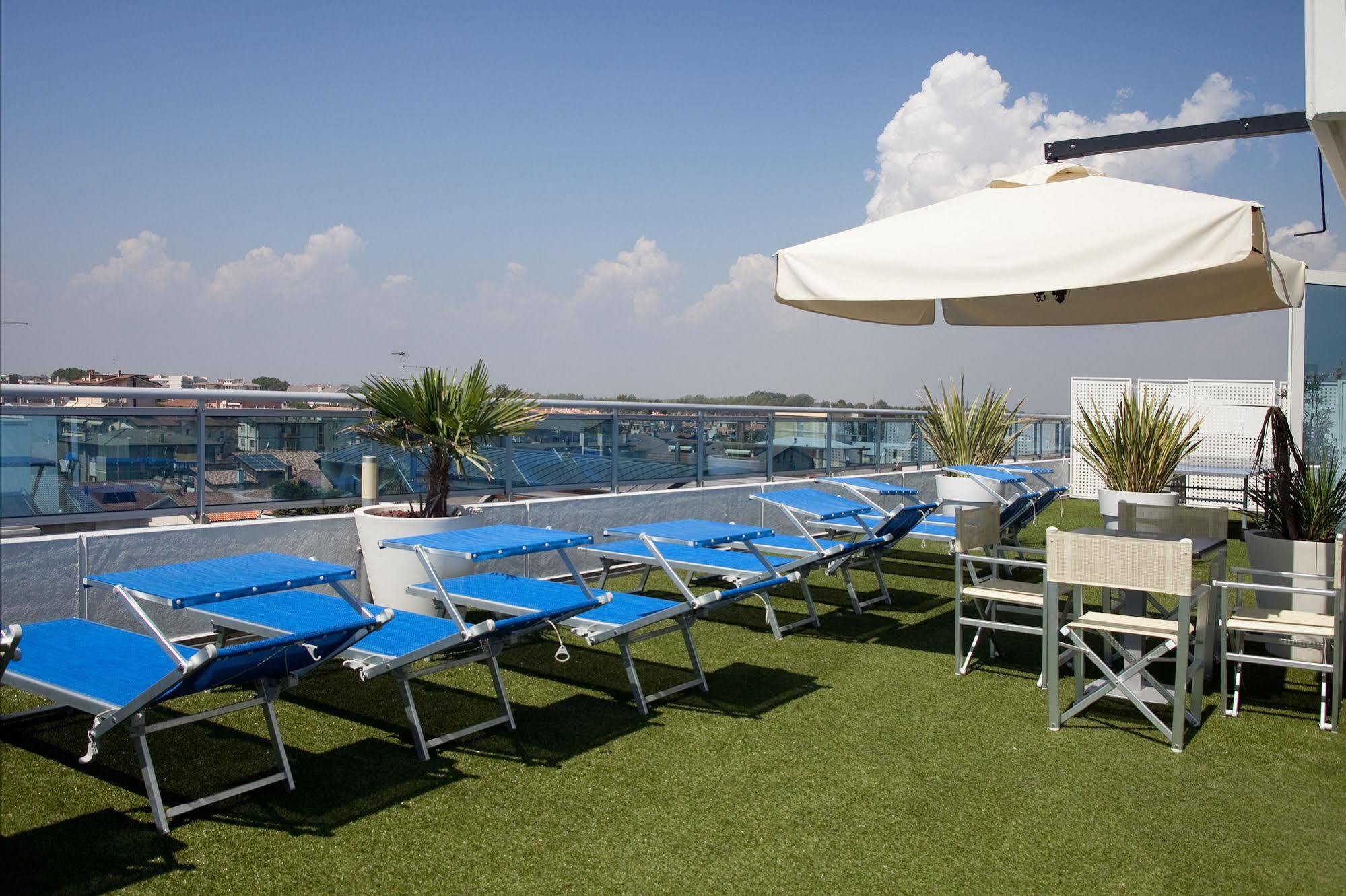 Hotel Tropical Lido di Jesolo Esterno foto
