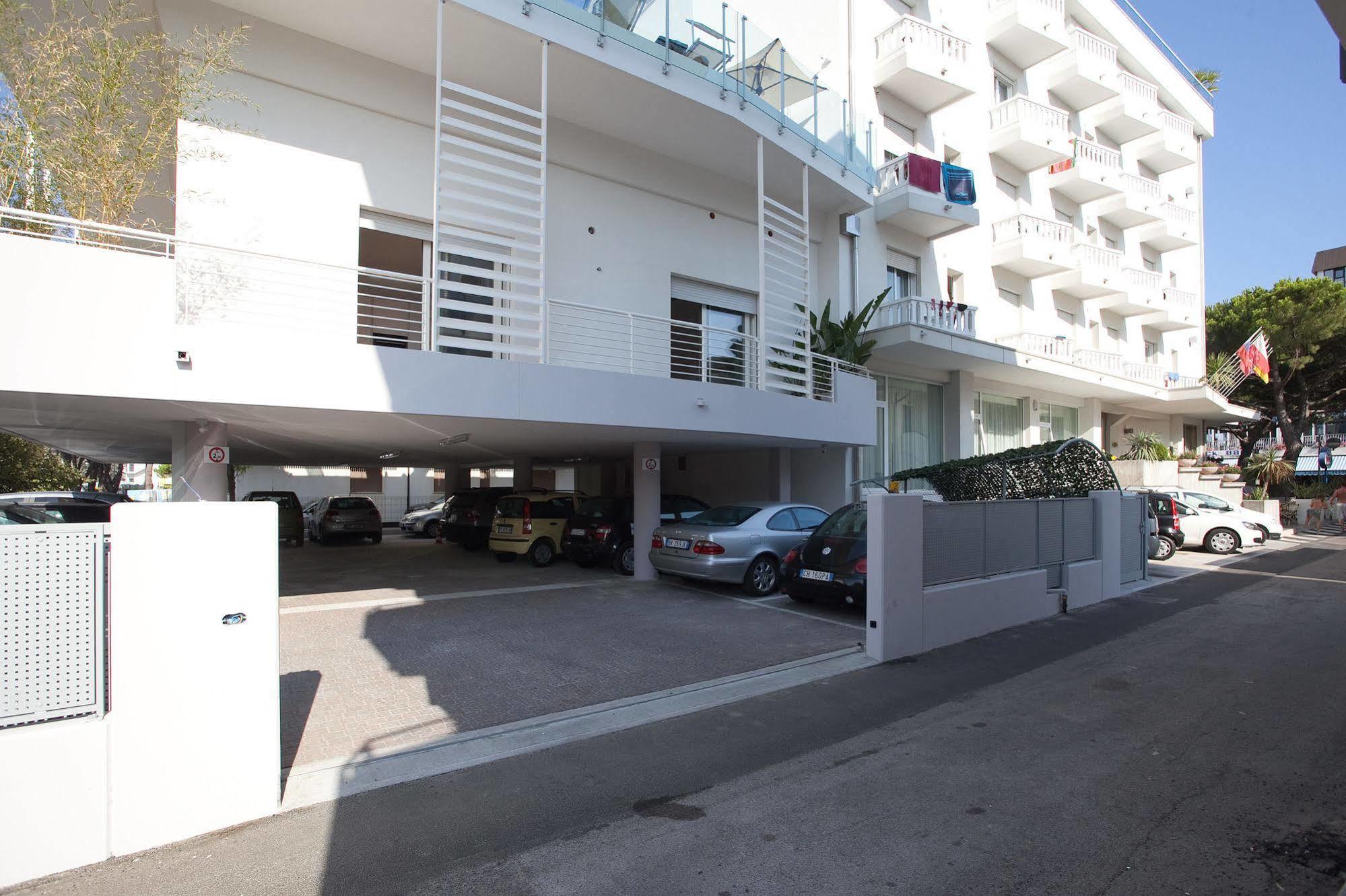 Hotel Tropical Lido di Jesolo Esterno foto